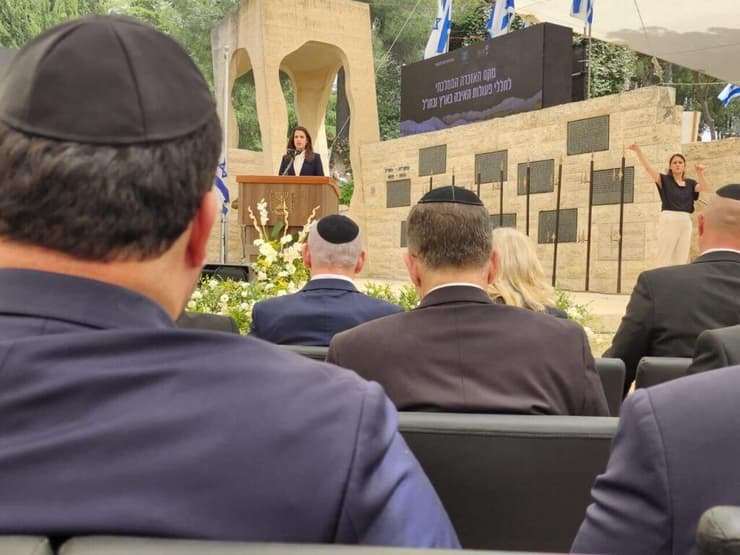 נתניהו עם אפוד מגן קרמי יוצא דופן נתניהו הגיע לטקס בהר הרצל כשהוא חובש אפוד מגן קרמי לא רגיל