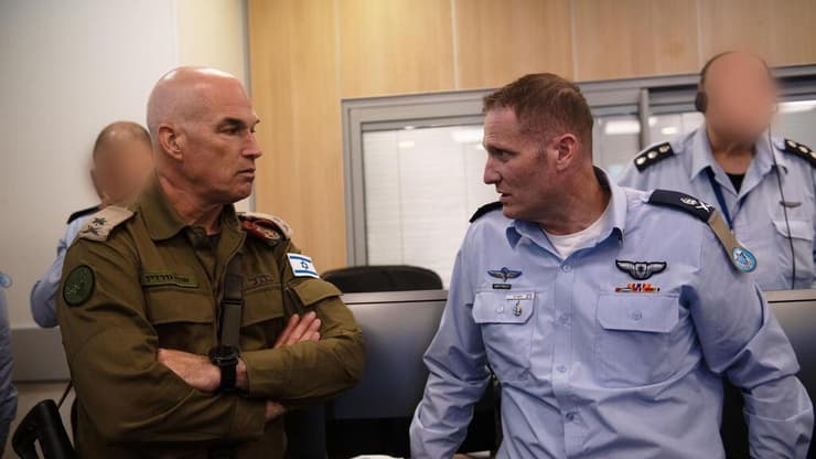 מפקד חיל האוויר ומפקד פיקוד הצפון בבור חיל האוויר במהלך תקיפות צה״ל בסוריה