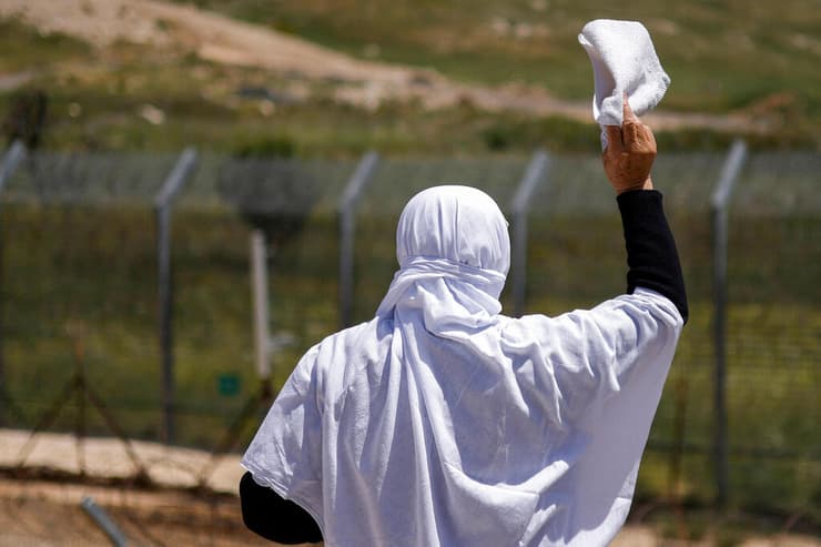 דרוזים ישראלים מוחים בגבול ישראל עם סוריה