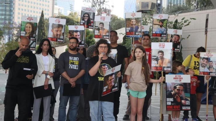 הצהרת משפחות החטופים בשער בגין