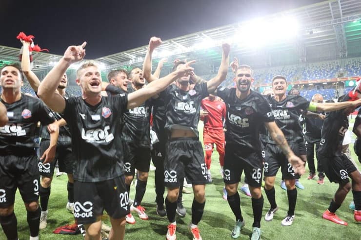 שחקני הפועל חיפה (צילום: גיל נחושתן) שחקני הפועל חיפה