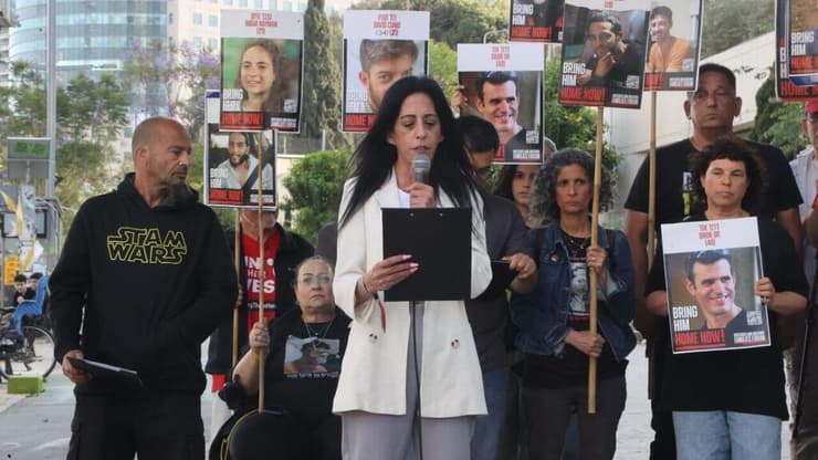 הצהרת משפחות החטופים בשער בגין