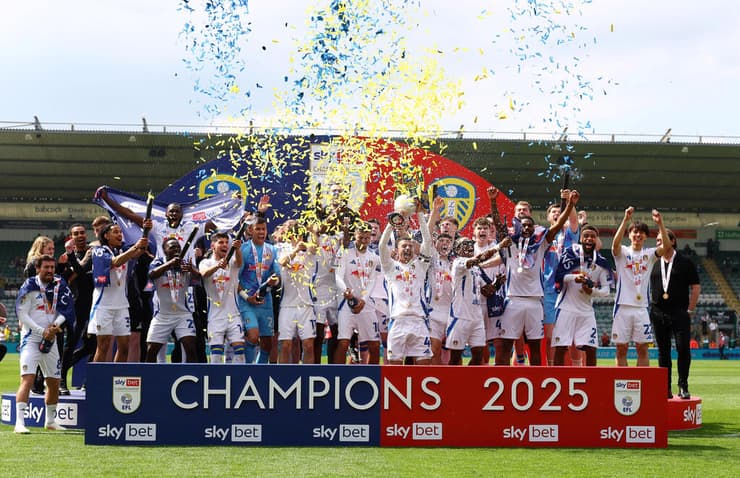 שחקני לידס חוגגים את האליפות