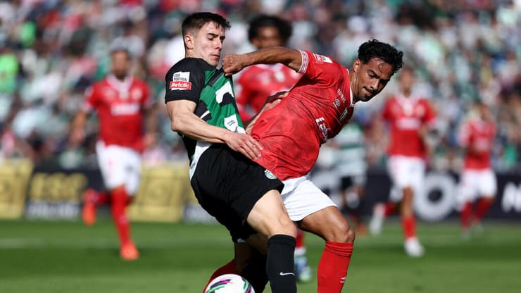 דיוגו קאלילה מסנטה קלרה עם איבן פרסנדה ספורטינג ליסבון (צילום: רויטרס) דיוגו קאלילה סנטה קלרה איבן פרסנדה ספורטינג ליסבון