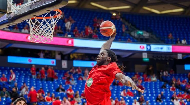 ג'ונתן מוטלי מטביע בחימום