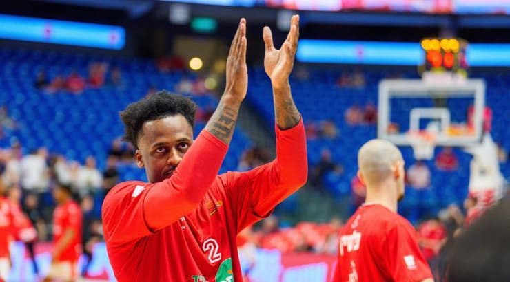 אנטוניו בלייקני מודה לקהל בחימום