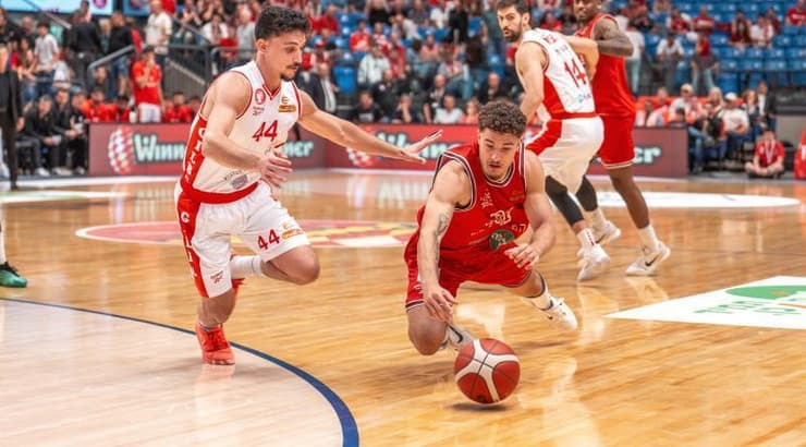 נועם יעקב צולל אל הכדור