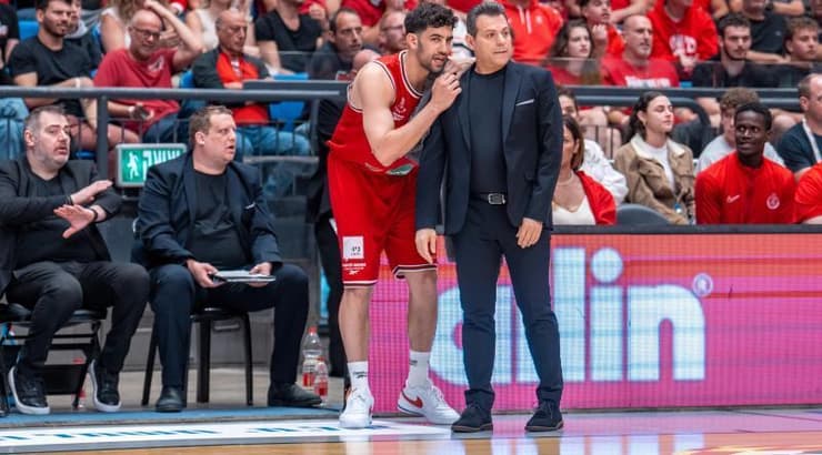 תומר גינת מסביר לדימטריס איטודיס