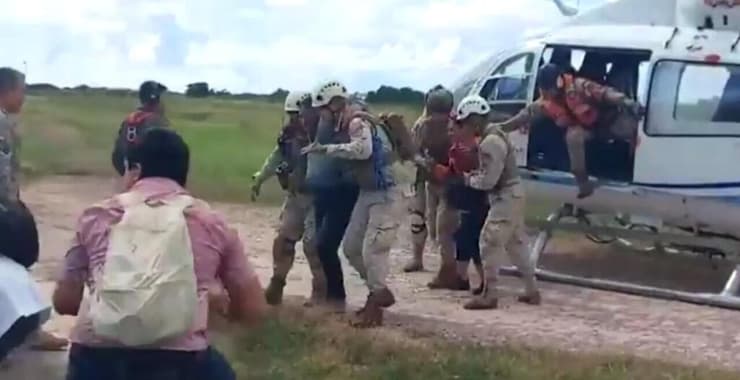 תיעוד מרגעי החילוץ של חמישה אנשים ששרדו כ 36 שעות בביצה מלאת תנינים באמזונס בבוליביה לאחר שנתקעו שם כשהמטוס שלהם ביצע נחיתת אונס