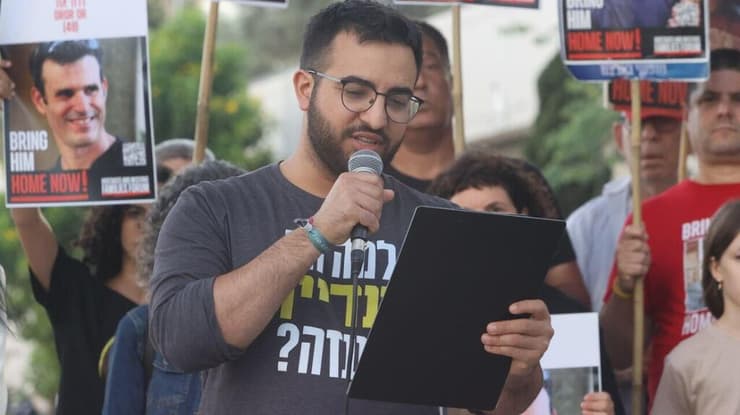 יותם כהן. "אם רוצים להחזיר אותם, צריך להפסיק להילחם" (צילום: מוטי קמחי) הצהרת משפחות החטופים בשער בגין