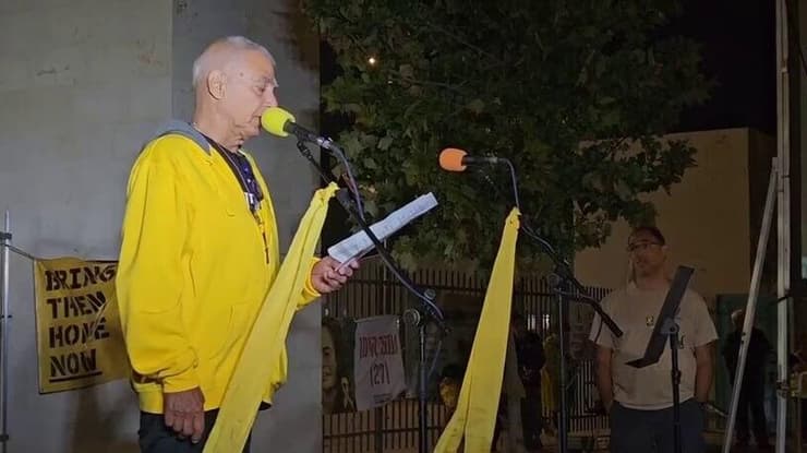 גדי מוזס נואם בעצרת קהילת ניר עוז בכרמי גת