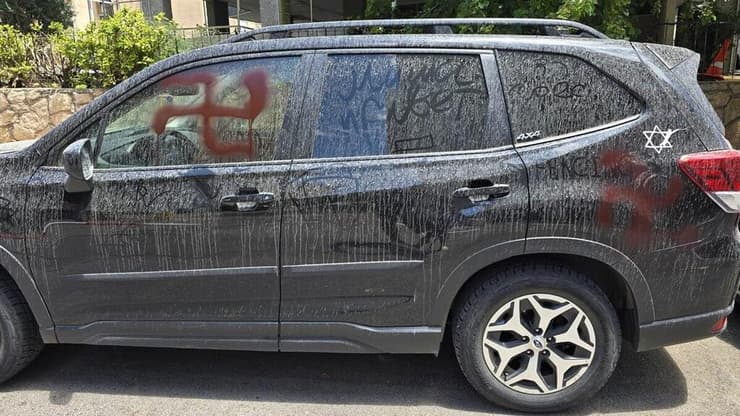 אלמונים ריססו צלבי קרס על רכב בראשון לציון