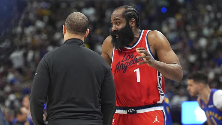 לא לקח אחריות הארדן מדבר עם לו (צילום: AP Photo/David Zalubowski) הארדן מדבר עם לו