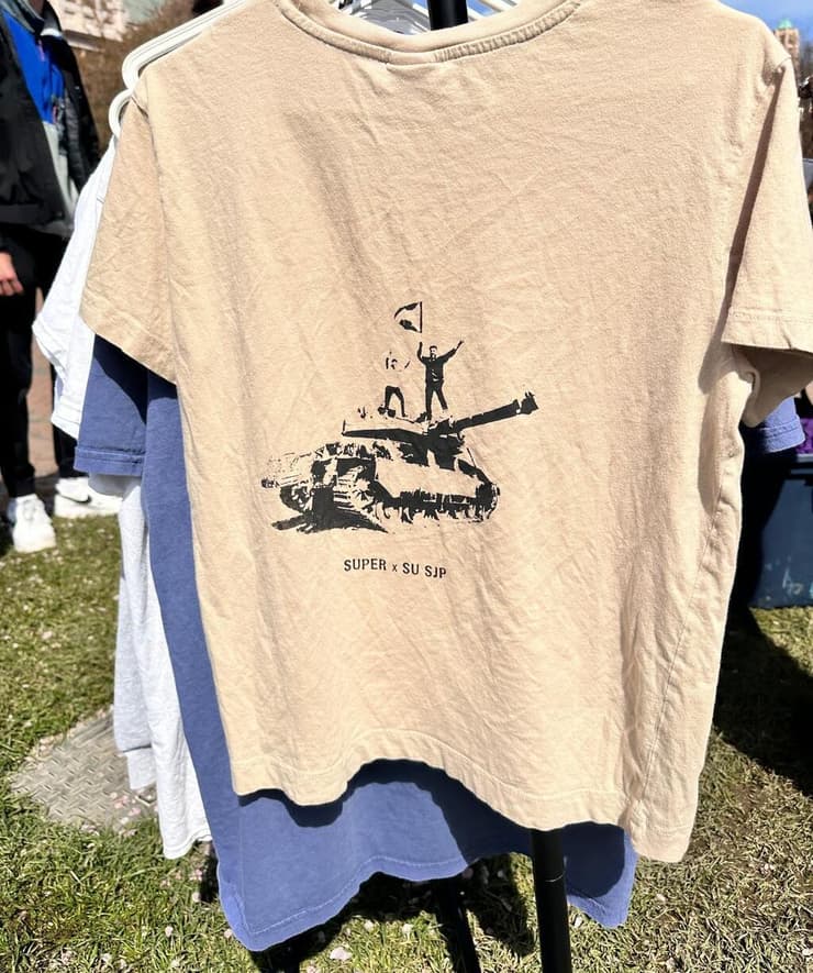 חולצה שמאדירה את מתקפת הטרור ב-7 באוקטובר