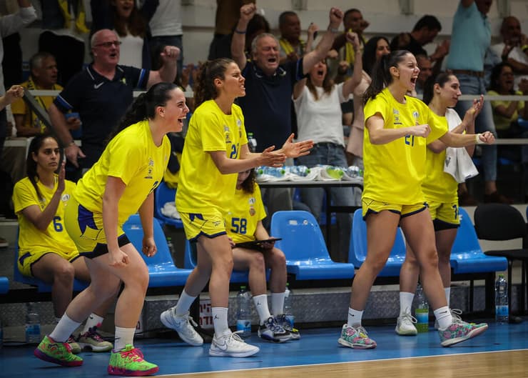 שחקניות אשדוד חוגגות