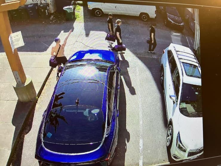 סטודנט מנבחרת ההתעמלות של אוניברסיטת וושינגטון מצדיע במועל יד ליד סטודנטים יהודים