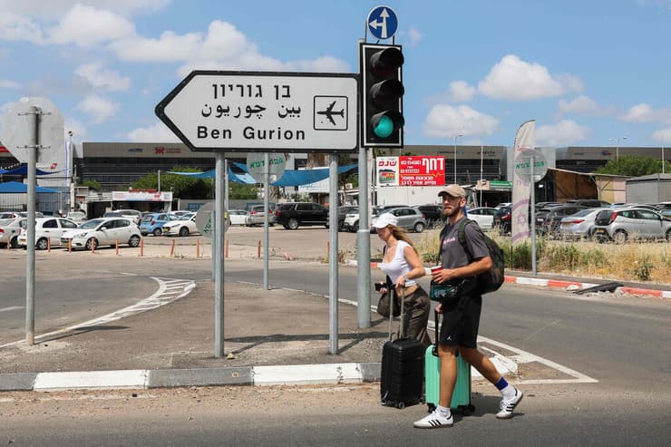 נוסעים בנתב"ג לאחר נפילת הטיל