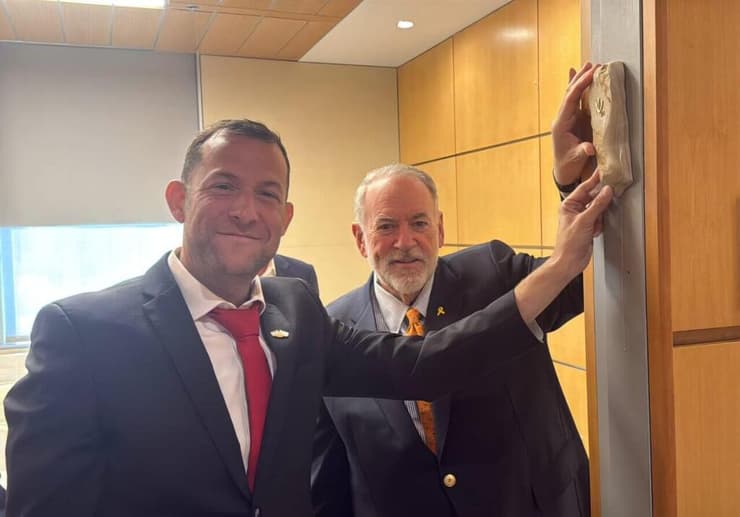 שגריר ארצות הברית מייק האקבי וראש מועצת שומרון יוסי דגן