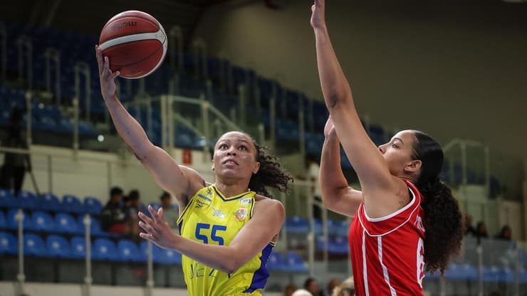 סטפני וואטס (צילום: עוז מועלם) וואטס בדרך לעוד שתי נקודות