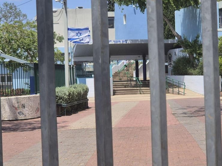 בית הספר "יגאל אלון" בקדימה ריק בעקבות "ימי המחלה" שלקחו המורים