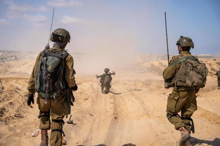 אם אפשר להשיג את שחרור החטופים ונטרול איום חמאס בלי מבצע צבאי נוסף - זה עדיף. כוחות צה"ל ברצועה (צילום: דובר צה"ל ) תיעוד: פעילות כוחות חטיבת 'אגרוף הברזל' במרחב רפיח