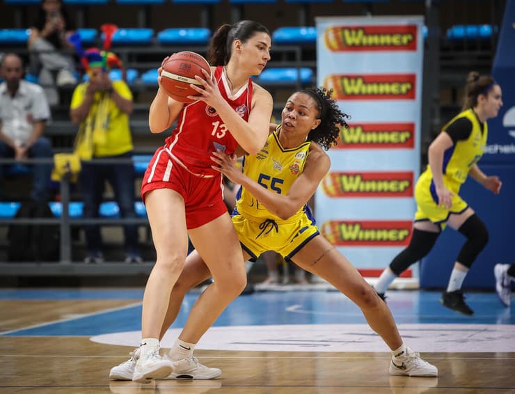 וואטס ממוקדת מטרה מול ציפל