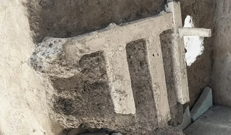 שרידי המיטה שבאמצעותה ניסו בני הבית לחסום את החדר (צילום: Courtesy of the Archaeological Park of Pompeii) שרידי המיטה שבאמצעותה ניסו בני הבית לחסום את החדר