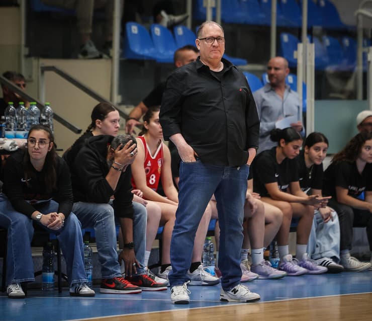 זיו ארז על הקווים, הערב