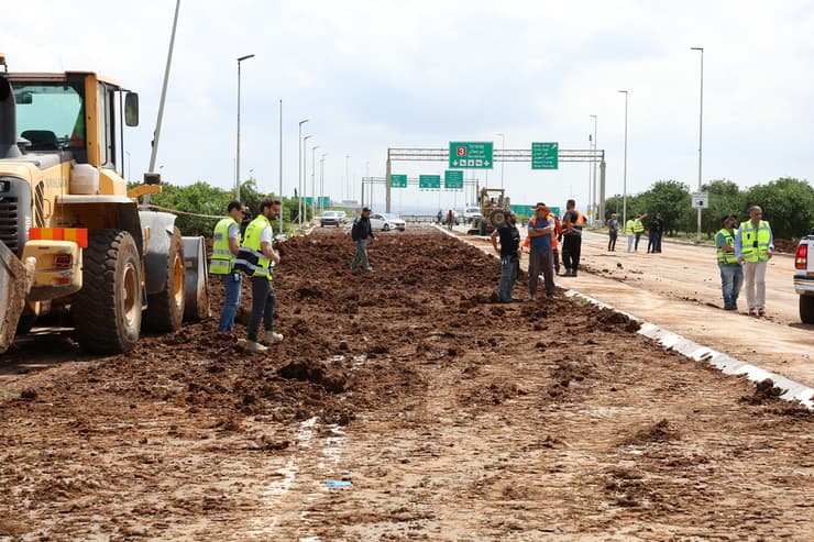 זירת הנפילה בנתב"ג (צילום: שאול גולן ) זירת הנפילה בנתב"ג