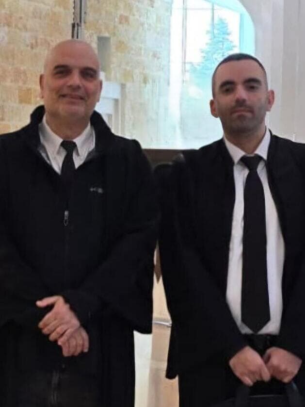 עורכי הדין אופיר עמר (מימין) ומוטי לוי, שייצגו את הצעיר שתבע את המשטרה
