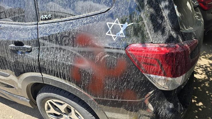 אלמונים ריססו צלבי קרס על רכב בראשון לציון