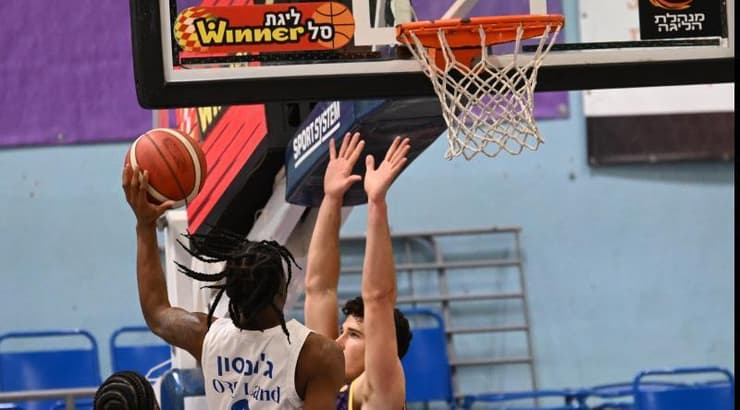 מרקל ג'ונסון בדרך לסל