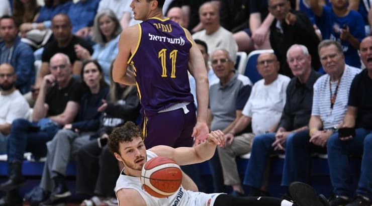 ג'ון מיקס נאבק על הכדור