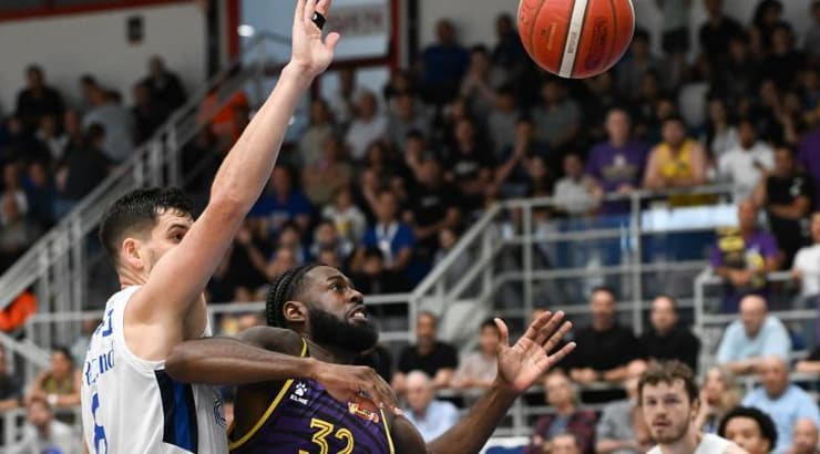 ג'סטין אלסטון נאבק על הכדור