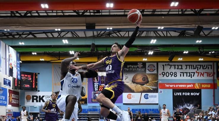 יפתח זיו בדרך לסל