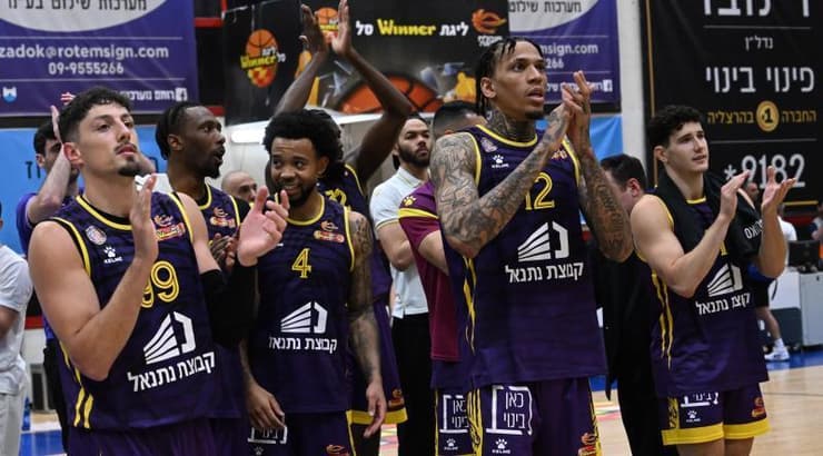 שחקני חולון חוגגים אתמול באולם היובל (צילום: ראובן שוורץ, ONE) שחקני חולון חוגגים אתמול באולם היובל