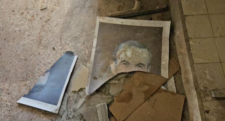 שאריות מהמשטר הישן. קרעי תמונת חאפז אל-אסד