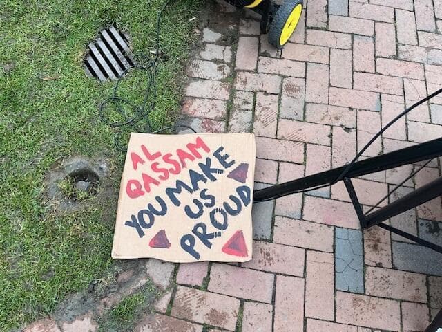 שלט תמיכה בגדודי עז א-דין אל-קסאם, הזרוע הצבאית של חמאס, באוניברסיטת וושינגטון בסיאטל (צילום: סיגל בוכמן) "אתם עושים אותנו גאים": שלט תמיכה בגדודי עז א-דין אל-קסאם, הזרוע הצבאית של חמאס