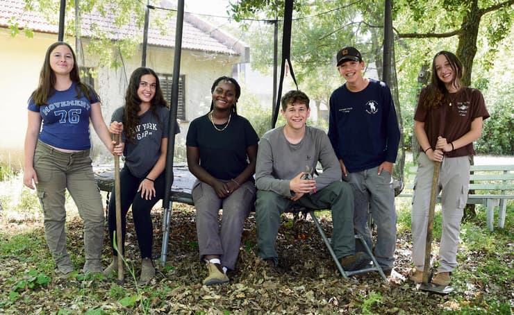 התלמידים בבית הספר "אדם ואדמה". "אם תינוק בן שבוע יכול לגור פה - גם אנחנו יכולים" (צילום: אפי שריר) yk14356788