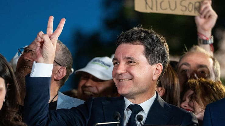 המועמד הפרו-אירופי ב בחירות לנשיאות רומניה וראש העיר בורקשט ניקושור דן 