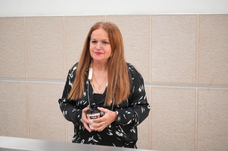 התביעה לא הסתיימה בהכרעה עובדתית, וסילבי נדרשה לשלם לשרה נתניהו (צילום: שלו שלום) סילבי גנסיה במשפט נגד שרה נתניהו בבית הדין האזורי לעבודה בירושלים