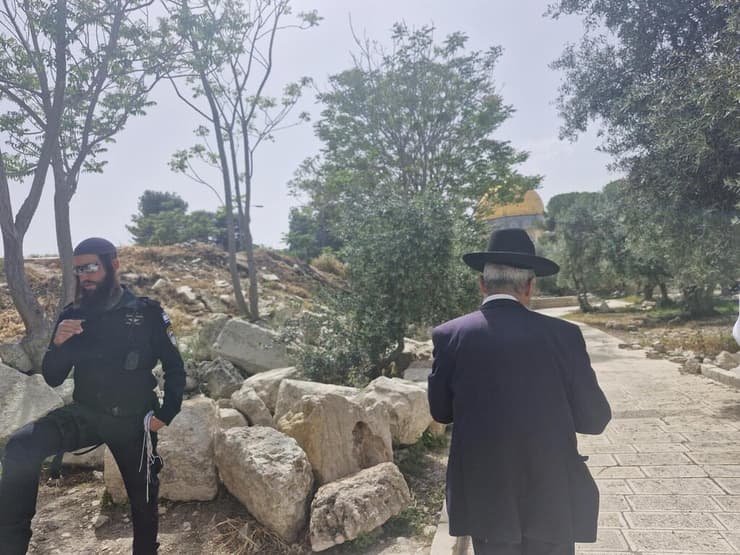 שוטר יהודי דתי מתלווה לביקור בהר