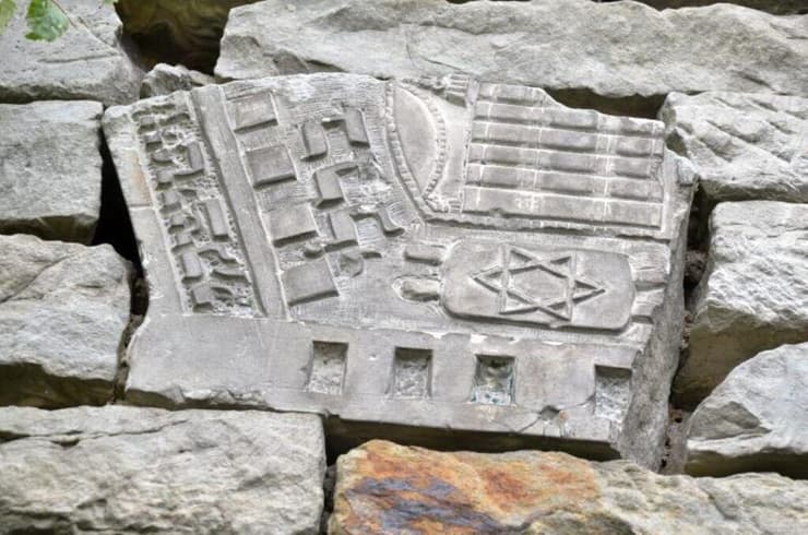 השבת המצבות היהודיות לבית העלמין בפשיסחה, במימונו של ארכיבישוף נוצרי