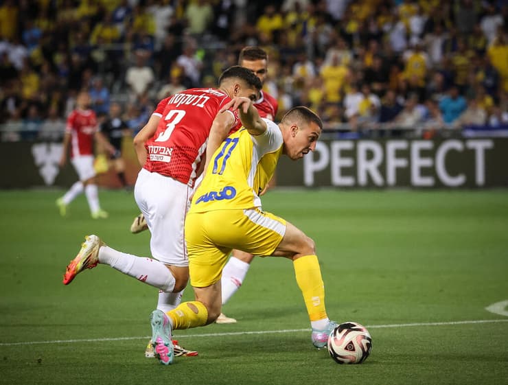 דוידה חוטף לבלטקסה (צילום: עוז מועלם) אושר דוידה חוטף למתן בלטקסה