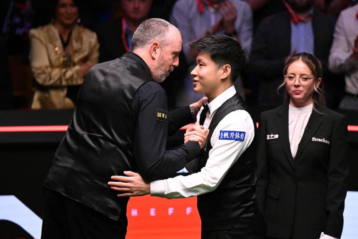 וויליאמס מברך את האלוף בסיום (צילום: Reuters/Andrew Boyers) ז'או שינטונג חוגג עם דגל סין