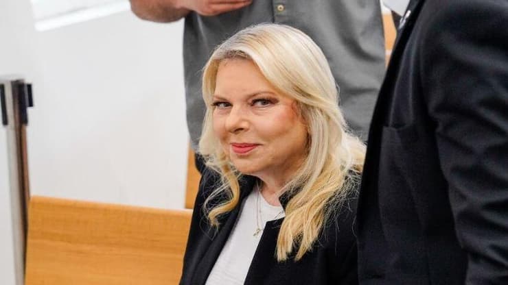 שרה נתניהו נכנסת לעדותה במשפט כנגד סילבי גנסיה בבית הדין האזורי לעבודה בירושלים