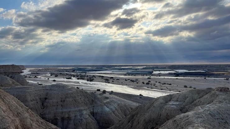 תצפית על נחל ערבה הזורם ושדות מושב עידן (צילום: גל אתרוג, הערבה התיכונה) תצפית על נחל ערבה הזורם ושדות מושב עידן