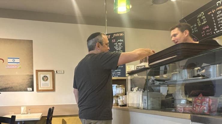המונה טועם חומוס שייקלה