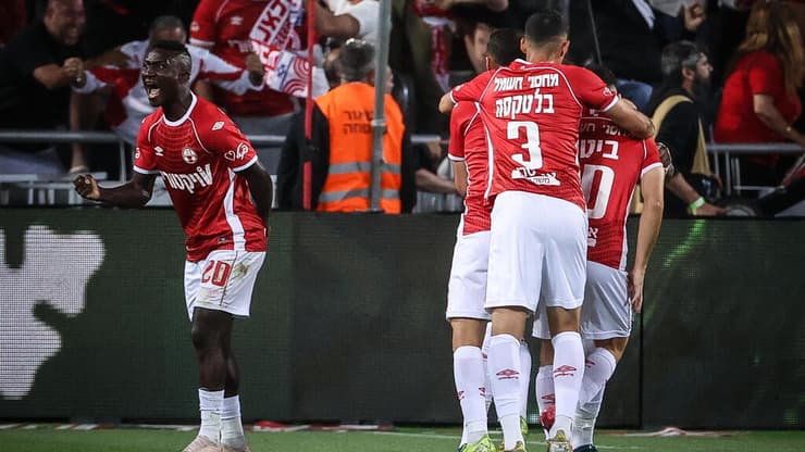 בלי ניצחון העונה על מכבי ת"א - אבל במקום הראשון. באר-שבע חוגגת (צילום: עוז מועלם) באר-שבע חוגגת