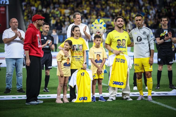 מקבלים כבוד לפני המשחק. עומר שם טוב, ארבל יהוד, הילדים של דולב יהוד ז"ל ויאיר הורן (צילום: עוז מועלם) עומר שם טוב, ארבל יהוד ויאיר הורן